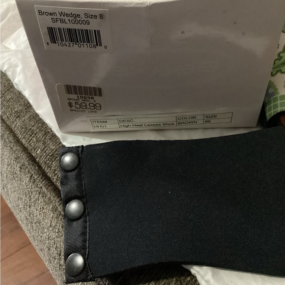 New in original box. Levees. Size 8. Inter changeable tops. - Picture 2 of 2